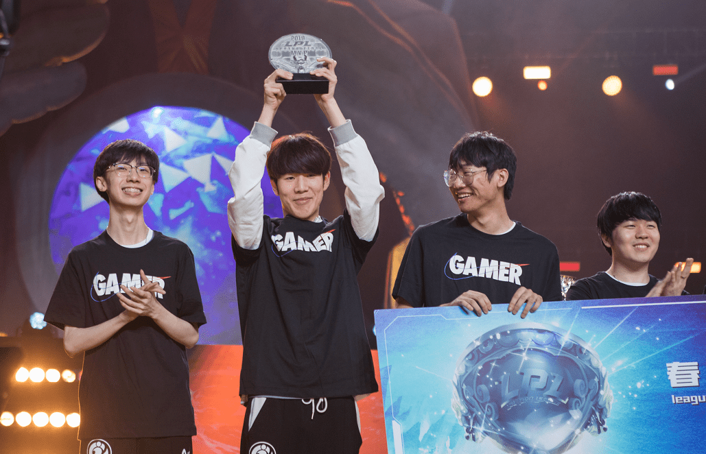 爱游戏官网-Rookie与40激战TL分钟冲刺阶段迈阿密热火备战欧冠，亚特兰大赛前强势反弹瞬间刷屏的简单介绍