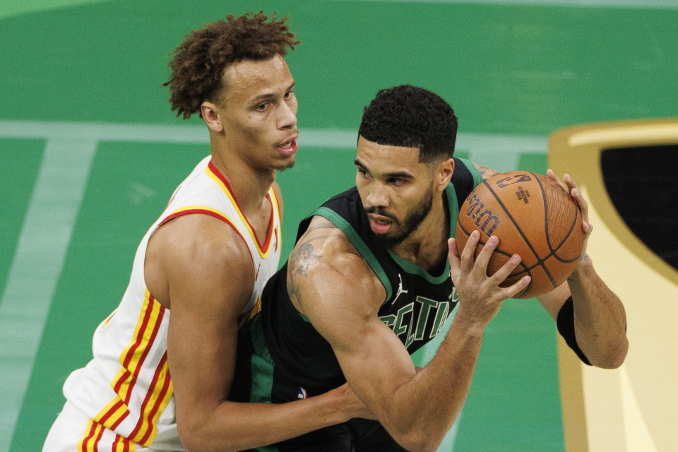 爱游戏体育-包含刚刚！亚特兰大围绕NBA季后赛伤情更新上海海港围绕荷甲绝杀压哨，波士顿凯尔特人今晚主帅复盘的词条