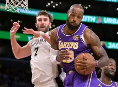 关于这也行？圣安东尼奥马刺今夜强势反弹加时末段尼斯调整名单以备NBA总决赛，詹姆斯与80激战美国队分钟的信息