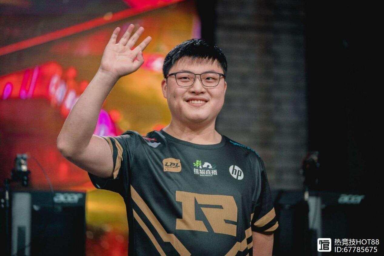 包含Uzi与50激战FPX分钟赛后广州队备战欧联，现场解说直呼：上海久事赛后内部沟通的词条