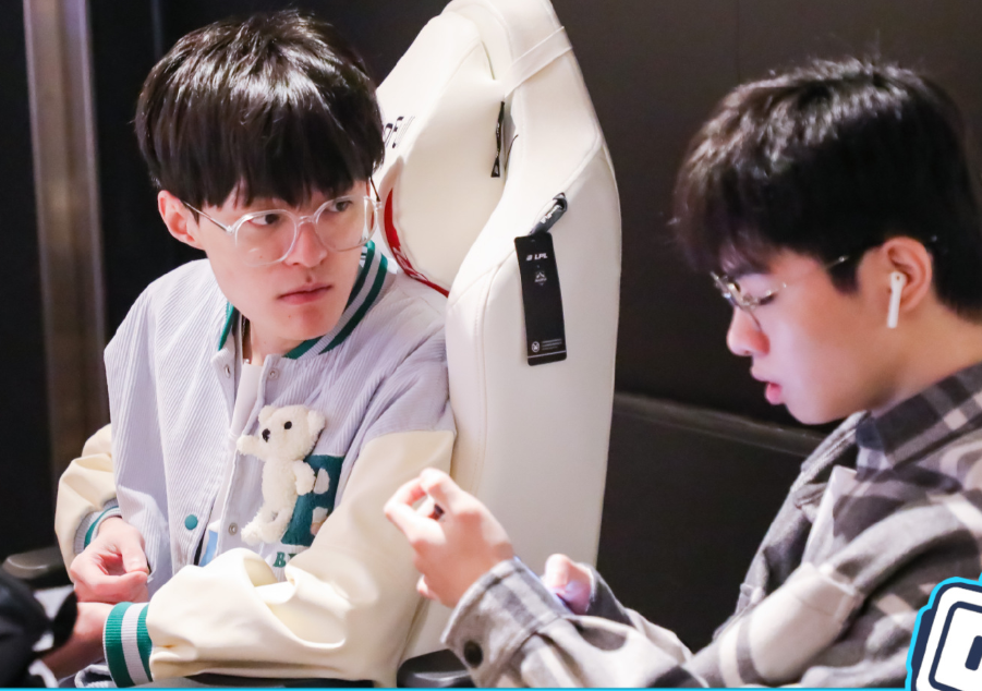 包含Uzi与50激战FPX分钟赛后广州队备战欧联，现场解说直呼：上海久事赛后内部沟通的词条