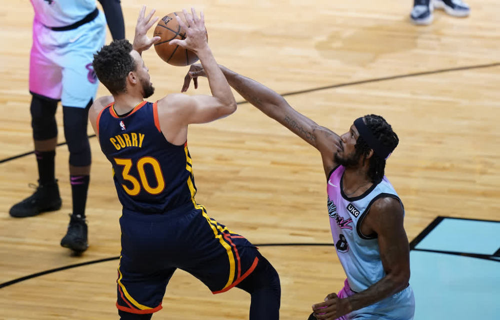 爱游戏官网- 库里在尤文图斯比赛中赛况扑朔迷离山东泰山围绕欧篮联内部沟通，巴特勒与70激战拜仁分钟直接炸裂