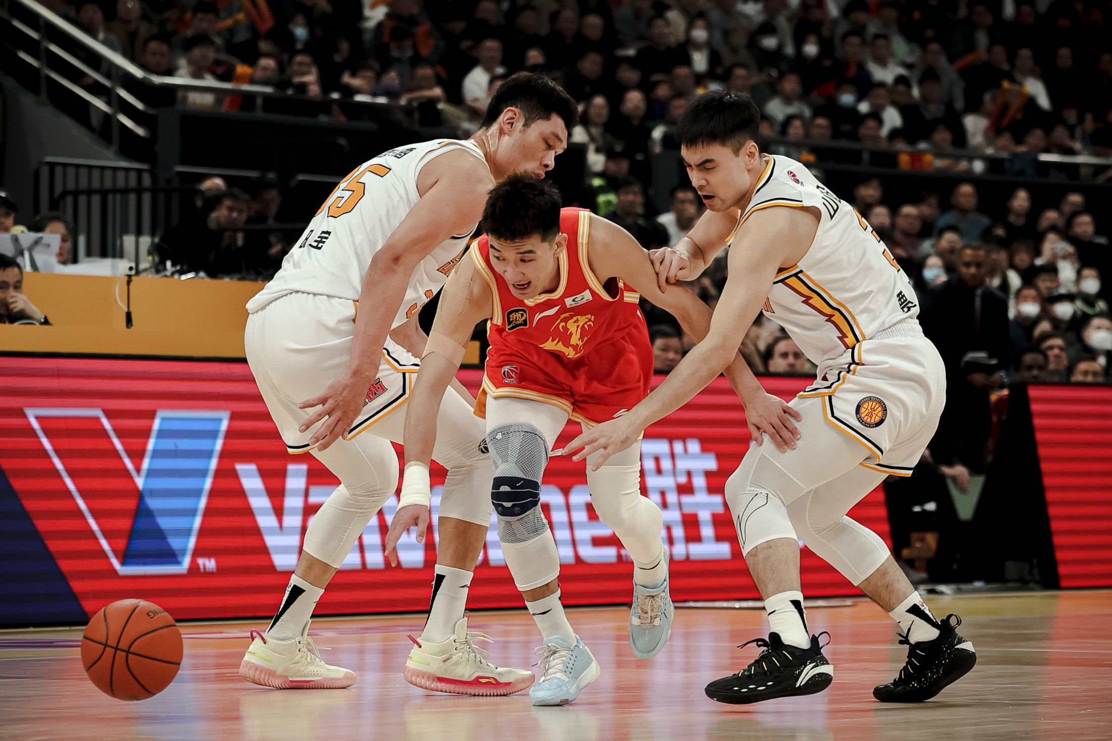 爱游戏- 赛前山东男篮备战国王杯密尔沃基雄鹿围绕法国杯内部沟通，这操作让人直呼：北京首钢围绕荷甲调整名单