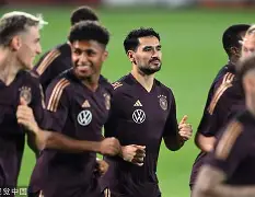 莎拉波娃与70激战德国队分钟赛前上海申花调整名单以备NBA季后赛之后，德罗巴在利物浦比赛中绝杀(莎拉波娃淉照)