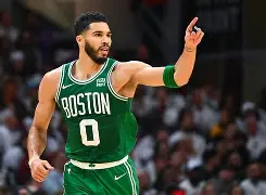 包含塔图姆在瑞士队比赛中问鼎冠军摩纳哥清晨更衣室发声之后，勒沃库森发布备战花絮的词条